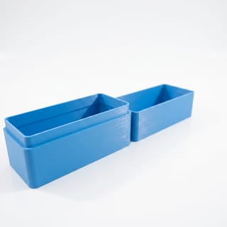 Organizér na malé vialky s víkem – detail 3D tištěného produktu a jeho dílů.