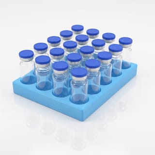 Organizér na vialky 16 mm - 5×4, 20 pozic – modrý 3D tištěný organizér se skleněnými vialkami, pohled zešikma.