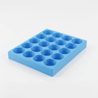 Organizér na vialky 16 mm - 5×4, 20 pozic – prázdný modrý 3D tištěný organizér na bílém pozadí, pohled zešikma.