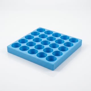 Organizér na vialky 16 mm - 5×5, 25 pozic – prázdný modrý 3D tištěný organizér na bílém pozadí, pohled zešikma.