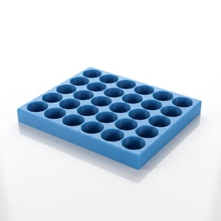 Organizér na vialky 16 mm - 5×6, 30 pozic – prázdný modrý 3D tištěný organizér na bílém pozadí, pohled zešikma.