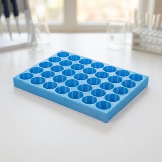 Organizér na vialky 16 mm - 5×7, 35 pozic – modrý 3D tištěný organizér na laboratorním stole.