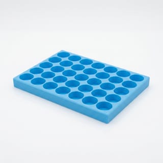 Organizér na vialky 16 mm - 5×7, 35 pozic – prázdný modrý 3D tištěný organizér na bílém pozadí, pohled zešikma.