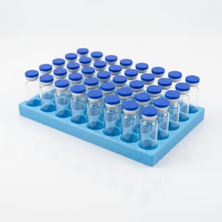 Organizér na vialky 16 mm - 5×8, 40 pozic – modrý 3D tištěný organizér se skleněnými vialkami, pohled zešikma.