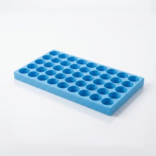 Organizér na vialky 16 mm - 5×9, 45 pozic – prázdný modrý 3D tištěný organizér na bílém pozadí, pohled zešikma.