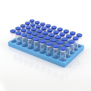 Organizér na vialky 16 mm - 5×9, 45 pozic – modrý 3D tištěný organizér se skleněnými vialkami, pohled zešikma.