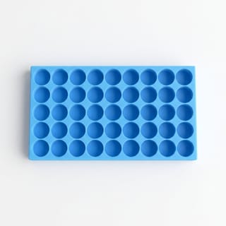 Organizér na vialky 16 mm - 5×9, 45 pozic – pohled shora na rozložení pozic 3D tištěného organizéru.