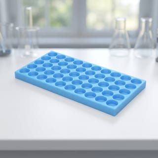 Organizér na vialky 16 mm - 5×10, 50 pozic – modrý 3D tištěný organizér na laboratorním stole.