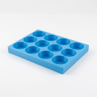 Organizér na vialky 25 mm - 3×4, 12 pozic – prázdný modrý 3D tištěný organizér na bílém pozadí, pohled zešikma.