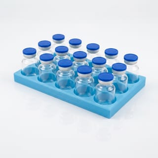 Organizér na vialky 25 mm - 3×5, 15 pozic – modrý 3D tištěný organizér se skleněnými vialkami, pohled zešikma.