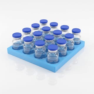 Organizér na vialky 25 mm - 4×4, 16 pozic – modrý 3D tištěný organizér se skleněnými vialkami, pohled zešikma.