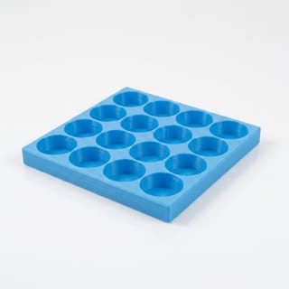 Organizér na vialky 25 mm - 4×4, 16 pozic – prázdný modrý 3D tištěný organizér na bílém pozadí, pohled zešikma.