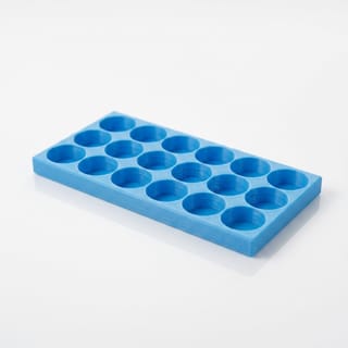 Organizér na vialky 25 mm - 3×6, 18 pozic – prázdný modrý 3D tištěný organizér na bílém pozadí, pohled zešikma.