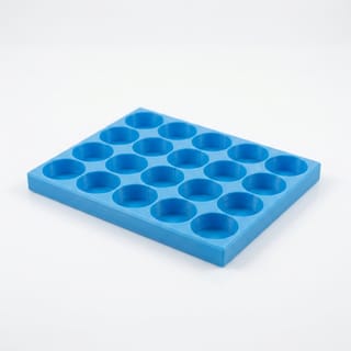 Organizér na vialky 25 mm - 4×5, 20 pozic – prázdný modrý 3D tištěný organizér na bílém pozadí, pohled zešikma.