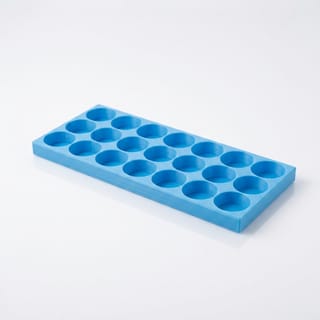 Organizér na vialky 25 mm - 3×7, 21 pozic – prázdný modrý 3D tištěný organizér na bílém pozadí, pohled zešikma.