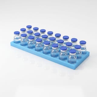 Organizér na vialky 25 mm - 3×8, 24 pozic – modrý 3D tištěný organizér se skleněnými vialkami, pohled zešikma.