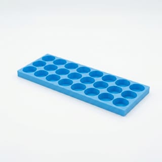 Organizér na vialky 25 mm - 3×8, 24 pozic – prázdný modrý 3D tištěný organizér na bílém pozadí, pohled zešikma.