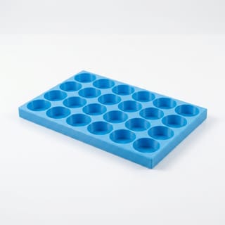Organizér na vialky 25 mm - 4×6, 24 pozic – prázdný modrý 3D tištěný organizér na bílém pozadí, pohled zešikma.