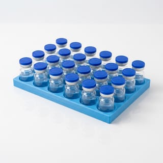 Organizér na vialky 25 mm - 4×6, 24 pozic – modrý 3D tištěný organizér se skleněnými vialkami, pohled zešikma.