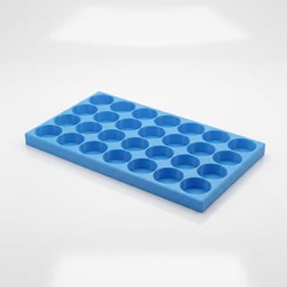 Organizér na vialky 25 mm - 4×7, 28 pozic – prázdný modrý 3D tištěný organizér na bílém pozadí, pohled zešikma.