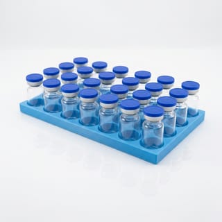 Organizér na vialky 25 mm - 4×7, 28 pozic – modrý 3D tištěný organizér se skleněnými vialkami, pohled zešikma.