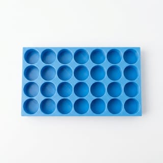 Organizér na vialky 25 mm - 4×7, 28 pozic – pohled shora na rozložení pozic 3D tištěného organizéru.