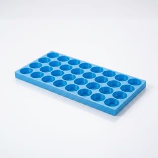 Organizér na vialky 25 mm - 4×8, 32 pozic – prázdný modrý 3D tištěný organizér na bílém pozadí, pohled zešikma.