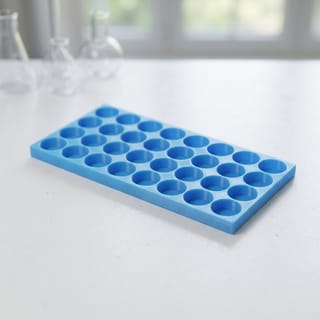 Organizér na vialky 25 mm - 4×8, 32 pozic – modrý 3D tištěný organizér na laboratorním stole.