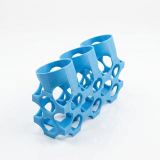 Stojan na lahvičky 22 mm - 3 barvy – prázdný modrý 3D tištěný produkt na bílém pozadí.