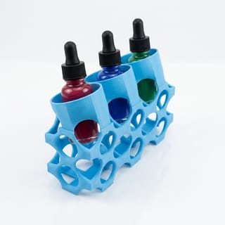 Stojan na lahvičky 22 mm - 3 barvy – modrý 3D tištěný produkt naplněný obsahem.