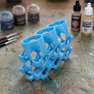 Stojan na lahvičky 22 mm - 3 barvy – modrý 3D tištěný produkt v reálném prostředí.