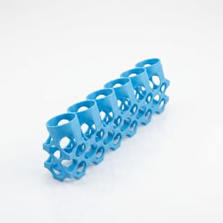 Stojan na lahvičky 22 mm - 6 barev – prázdný modrý 3D tištěný produkt na bílém pozadí.