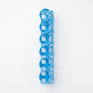 Stojan na lahvičky 22 mm - 6 barev – pohled shora na rozložení pozic 3D tištěného produktu.