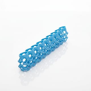 Stojan na lahvičky 22 mm - 9 barev – prázdný modrý 3D tištěný produkt na bílém pozadí.