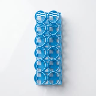 Stojan na lahvičky 22 mm - 12 barev – pohled shora na rozložení pozic 3D tištěného produktu.