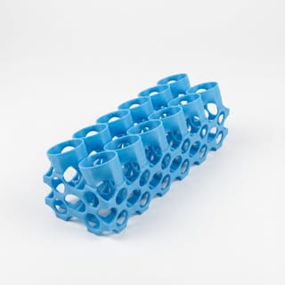 Stojan na lahvičky 22 mm - 12 barev – prázdný modrý 3D tištěný produkt na bílém pozadí.