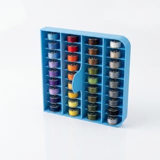 Organizér na cívky třídy M - 34 cívek – modrý 3D tištěný produkt naplněný obsahem.