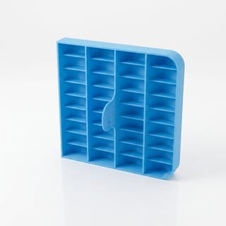 Organizér na cívky třídy M - 34 cívek – prázdný modrý 3D tištěný produkt na bílém pozadí.