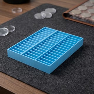 Držák na kapsle mincí – modrý 3D tištěný produkt v reálném prostředí.