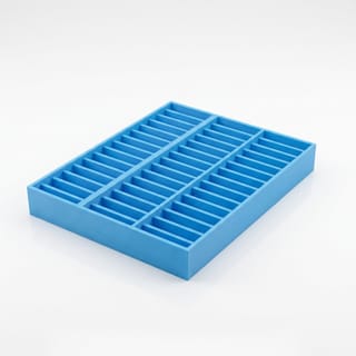 Držák na kapsle mincí – prázdný modrý 3D tištěný produkt na bílém pozadí.