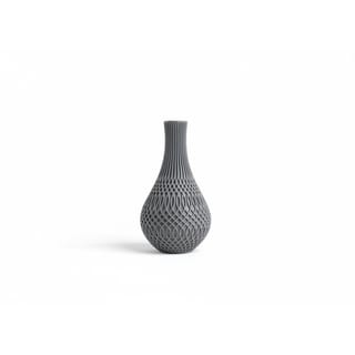 Designová váza Inflect v šedém odstínu, s jemnými detaily ornamentu.