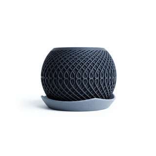 Designový květináč Kinetic v černé barvě s šedou miskou z čelního pohledu.