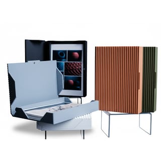 Foto boxy Monolith, několik otevřených i zavřených krabic s texturou.