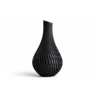 Designová váza Vanta: černá váza s unikátním mřížkovým vzorem, zobrazená zepředu.