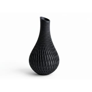 Designová váza Vanta: elegantní černá váza s mřížkovou texturou, focená z boku.