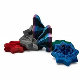 Několik barevných 3D tištěných objektů s nekonečnou strukturou na bílém pozadí.