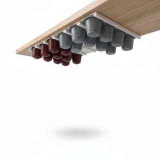 Pohledový držák Nespresso 4x6 plný kapslí pod deskou, zobrazen zespodu.